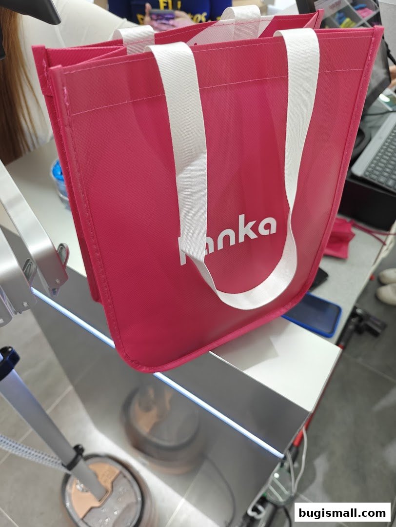 A bright pink shopping bag with white handles and the Fanka logo.