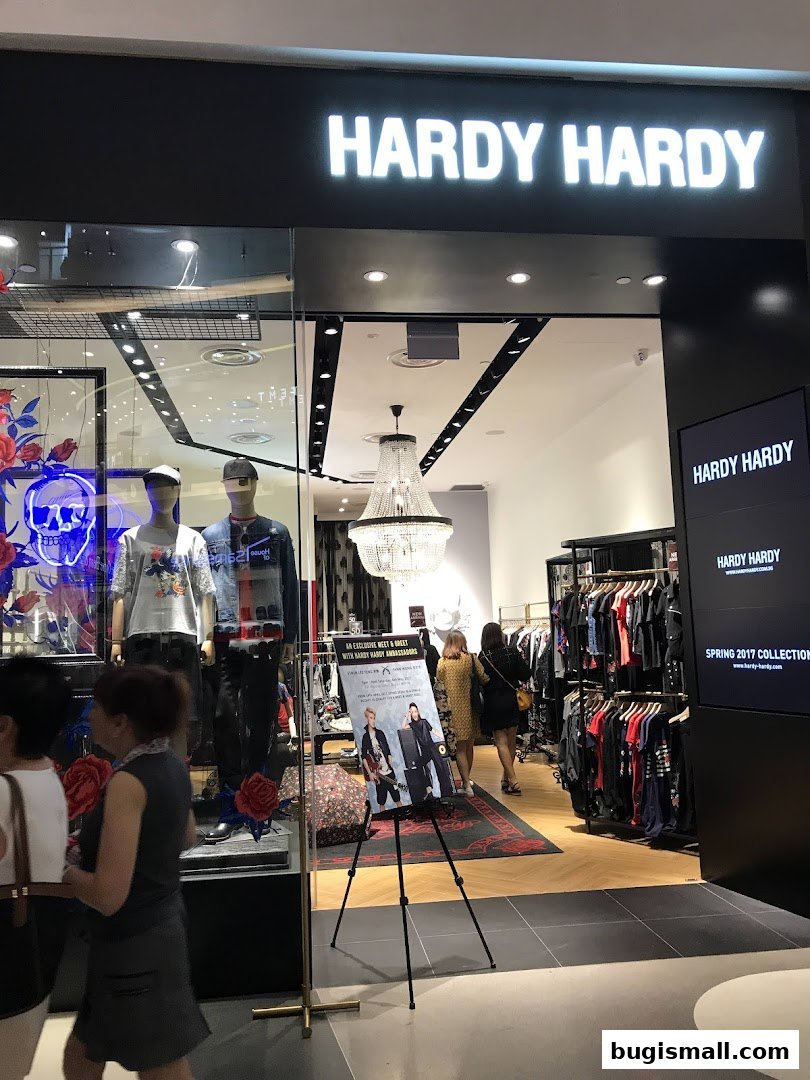 The entrance of the Hardy Hardy fashion store with mannequins and clothing displays.