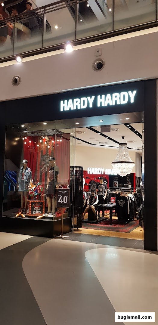 The Hardy Hardy store entrance with mannequins displaying clothing and a sale sign.