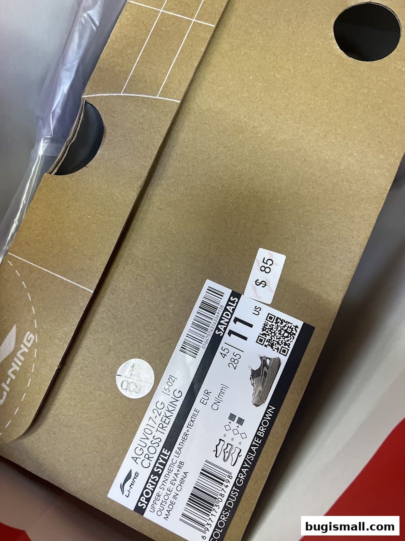 A close-up view of a Li-Ning shoe box with product details and a price tag.