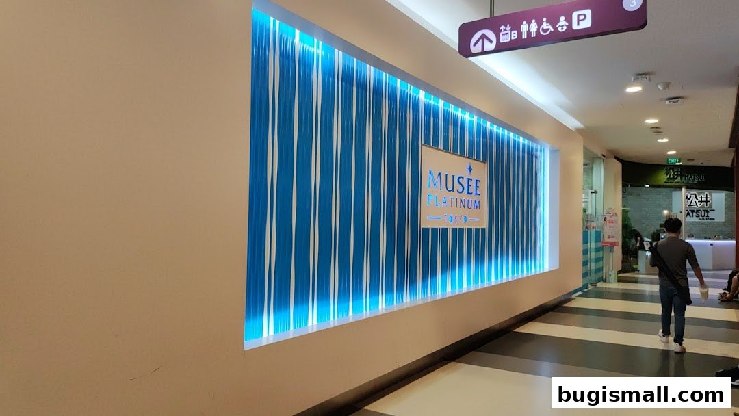 The exterior of Musee Platinum Tokyo, a beauty salon, with a striking blue and white patterned wall.