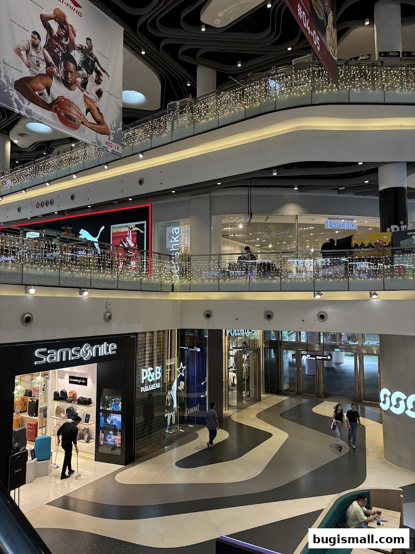 Interior view of a shopping mall with various stores including Samsonite, Bershka, and Pull&Bear.