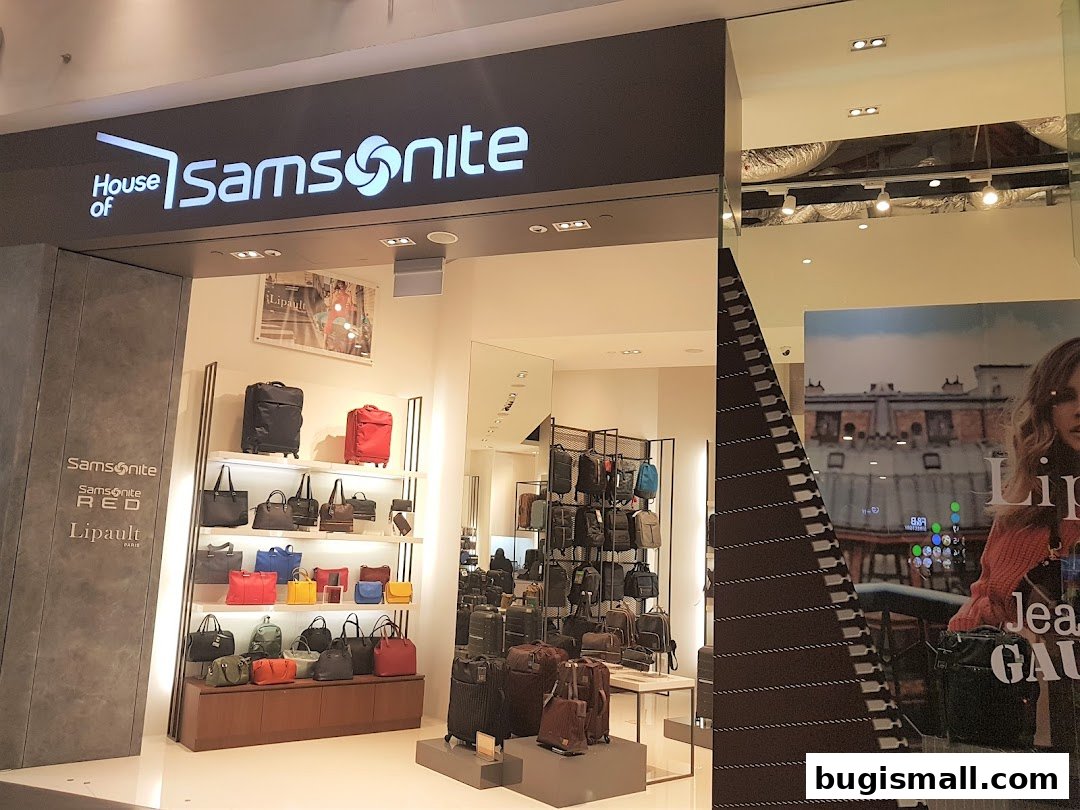 The entrance of a Samsonite store showcasing various luggage and handbags.