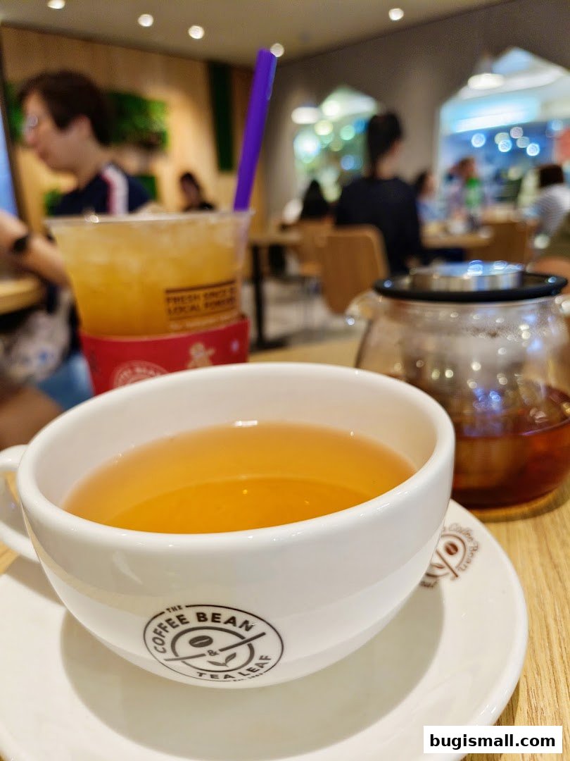 A close-up of a cup of tea and a glass of iced tea at The Coffee Bean & Tea Leaf.