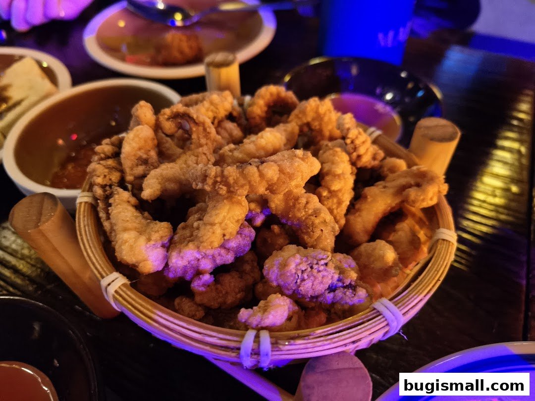 A basket of crispy fried calamari served with dipping sauce at The Inn Livehouse.